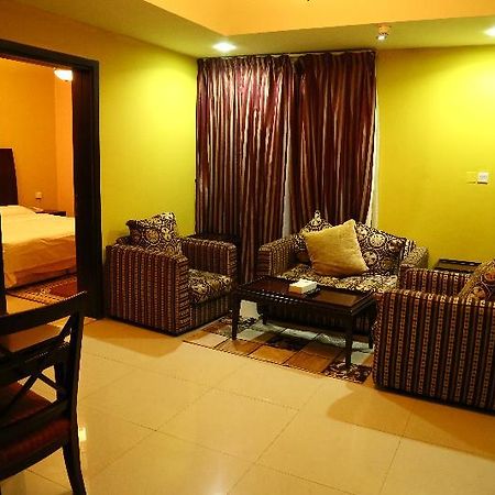 Golden Square Hotel Apartments ดูไบ ภายนอก รูปภาพ
