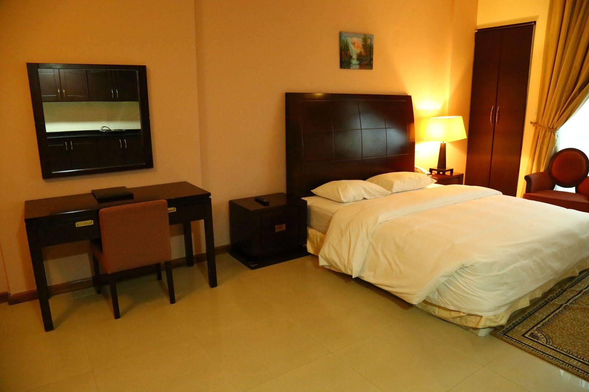 Golden Square Hotel Apartments ดูไบ ภายนอก รูปภาพ