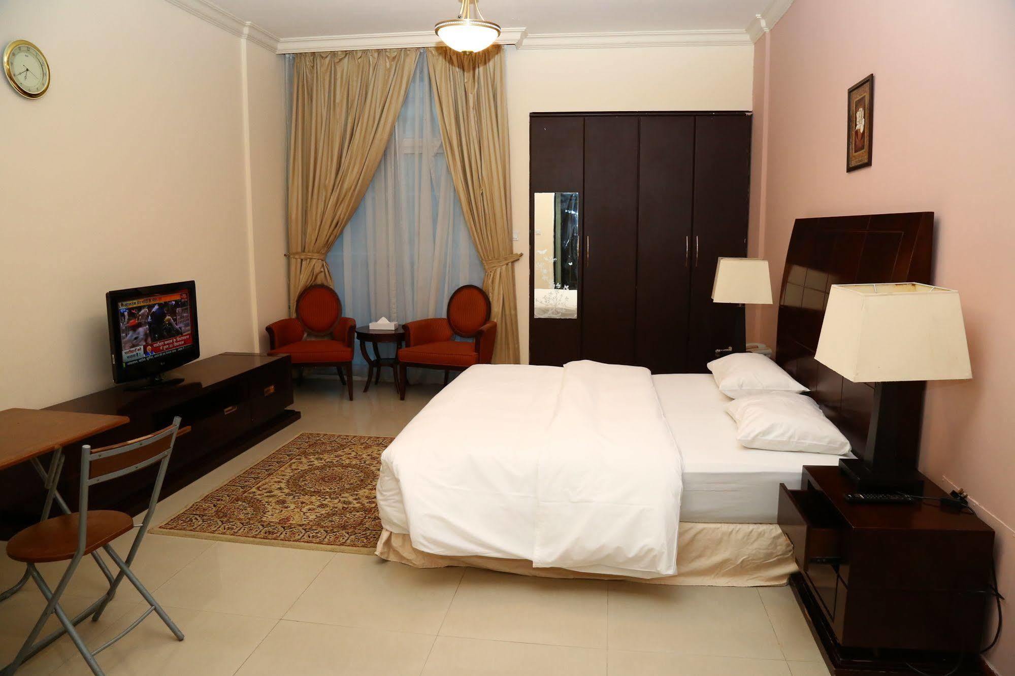 Golden Square Hotel Apartments ดูไบ ภายนอก รูปภาพ